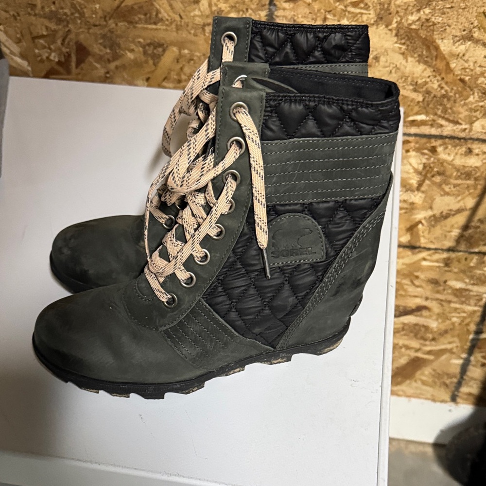 Sorel Women's Quilted Black and Olive Boots